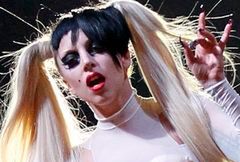 Gaga pozywa za... Gagę!