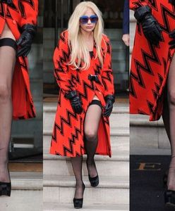 Smutna Lady Gaga w rażącym płaszczu. Gwiazda nie założyła spodni