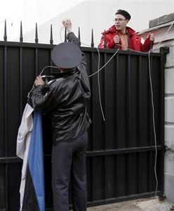 Prokremlowska młodzież sprofanowała flagę przed ambasadą Estonii