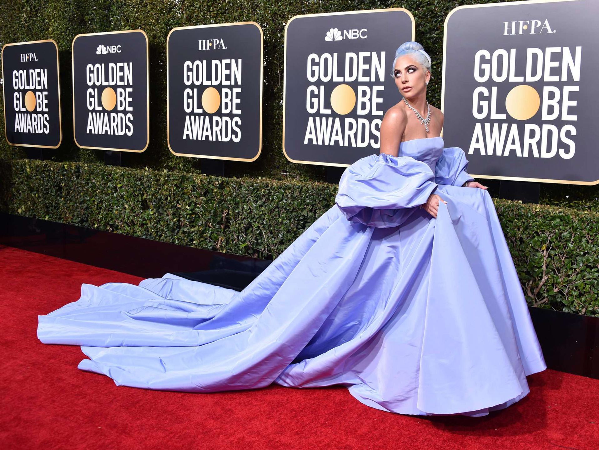 Lady Gaga w kreacji Valentino - Złote Globy 2019