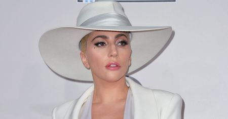 Lady Gaga w kreacji z głębokim dekoltem. Cudem uniknęła wpadki