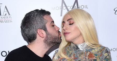 Lady Gaga robi dziwne miny na ściance. Wraca do starego stylu?