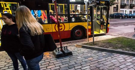 Anna zobaczyła kartkę na przystanku. "Kategoryczny zakaz siadania czarnuchom"