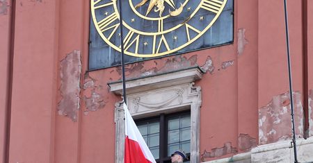 Polska flaga na Zamku Królewskim. W internecie wrze od komentarzy