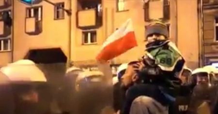 Marsz narodowców we Wrocławiu. Mężczyzna z dzieckiem na ramionach szarpał się z policją