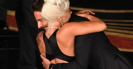 Bradley Cooper i Lady Gaga są razem i myślą o dziecku. Przynajmniej na okładce tabloidu