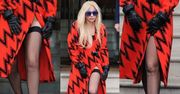 Smutna Lady Gaga w rażącym płaszczu. Gwiazda nie założyła spodni
