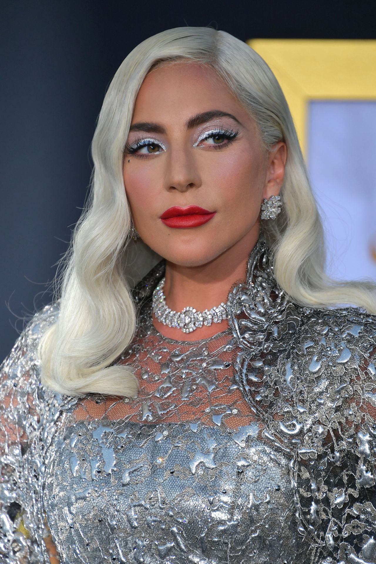 Zjawiskowa Lady Gaga cała w srebrze. Ta suknia zapiera dech w piersiach