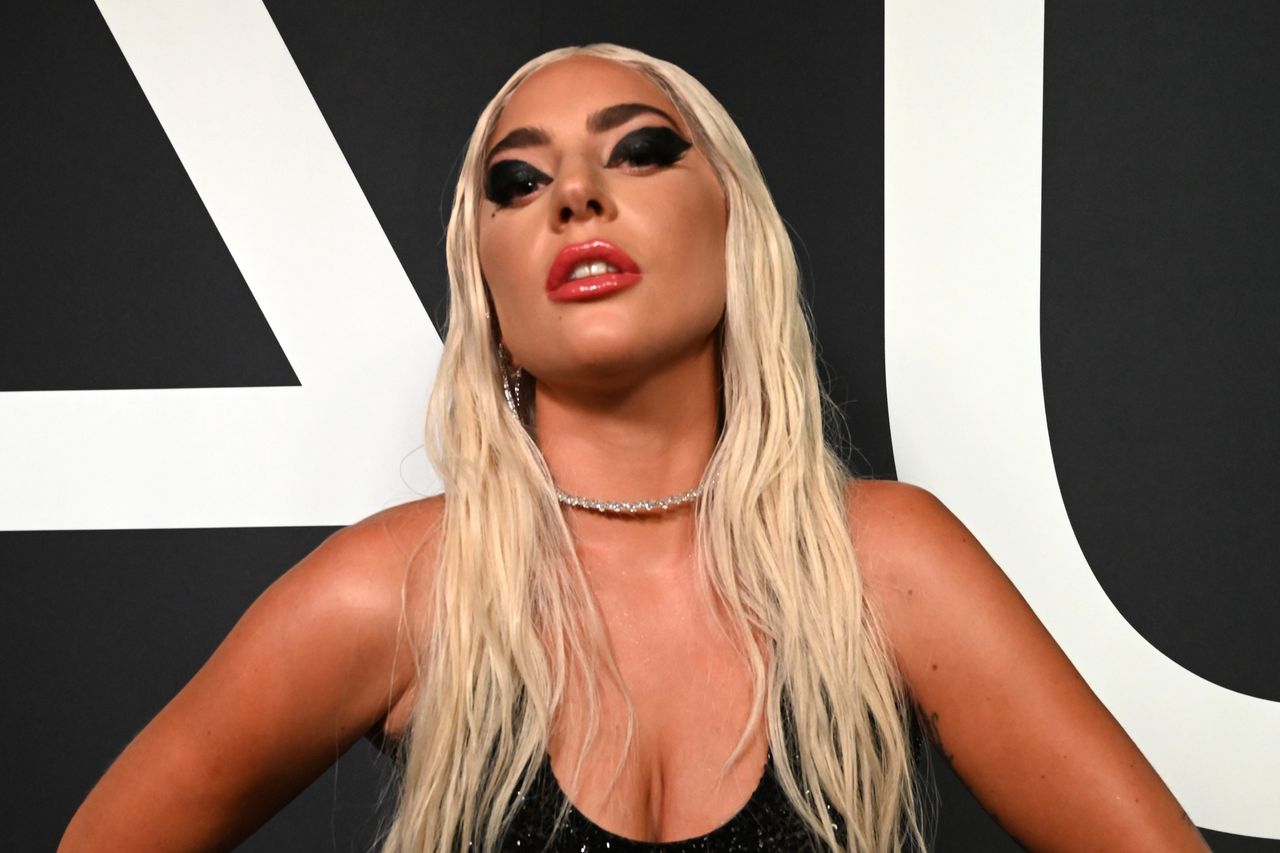 Lady Gaga w wannie wypełnionej lodem. To nie wszystko, co robi