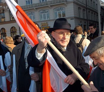 Jan Rokita rozdawał biało-czerwone flagi