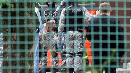 Antyterroryści wynoszą desperata