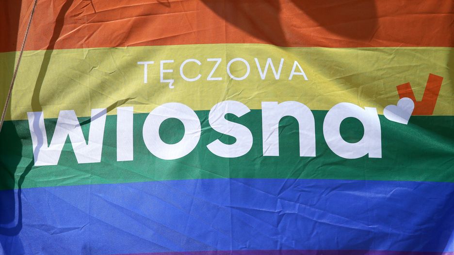 Sopot. Polityk Wiosny Michał Piękoś został zaatakowany, kiedy zbierał podpisy z tęczową flagą na dworcu