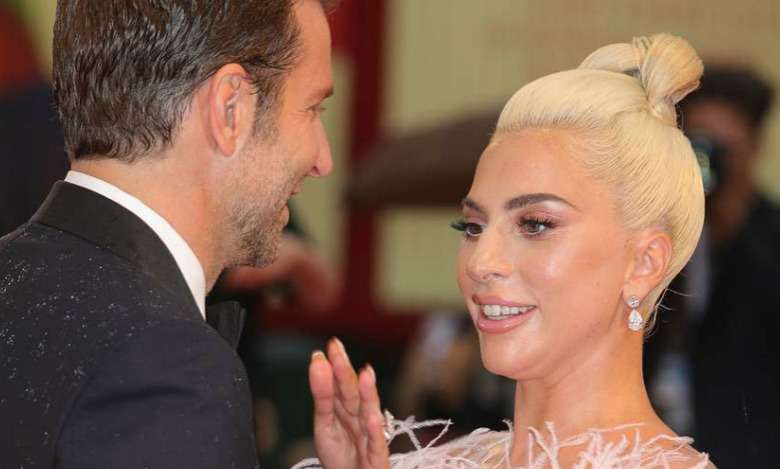 To trzeba zobaczyć! Lady Gaga i Bradley Cooper pierwszy raz zaśpiewali na żywo swój hit "Shallow"! To co zrobiła szalona piosenkarka zaskoczyło nawet samego aktora! [WIDEO]