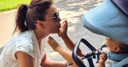 Agnieszka Radwańska pochwaliła się zdjęciami z synkiem. Kuba to już duży chłopiec i samodzielnie biega po plaży