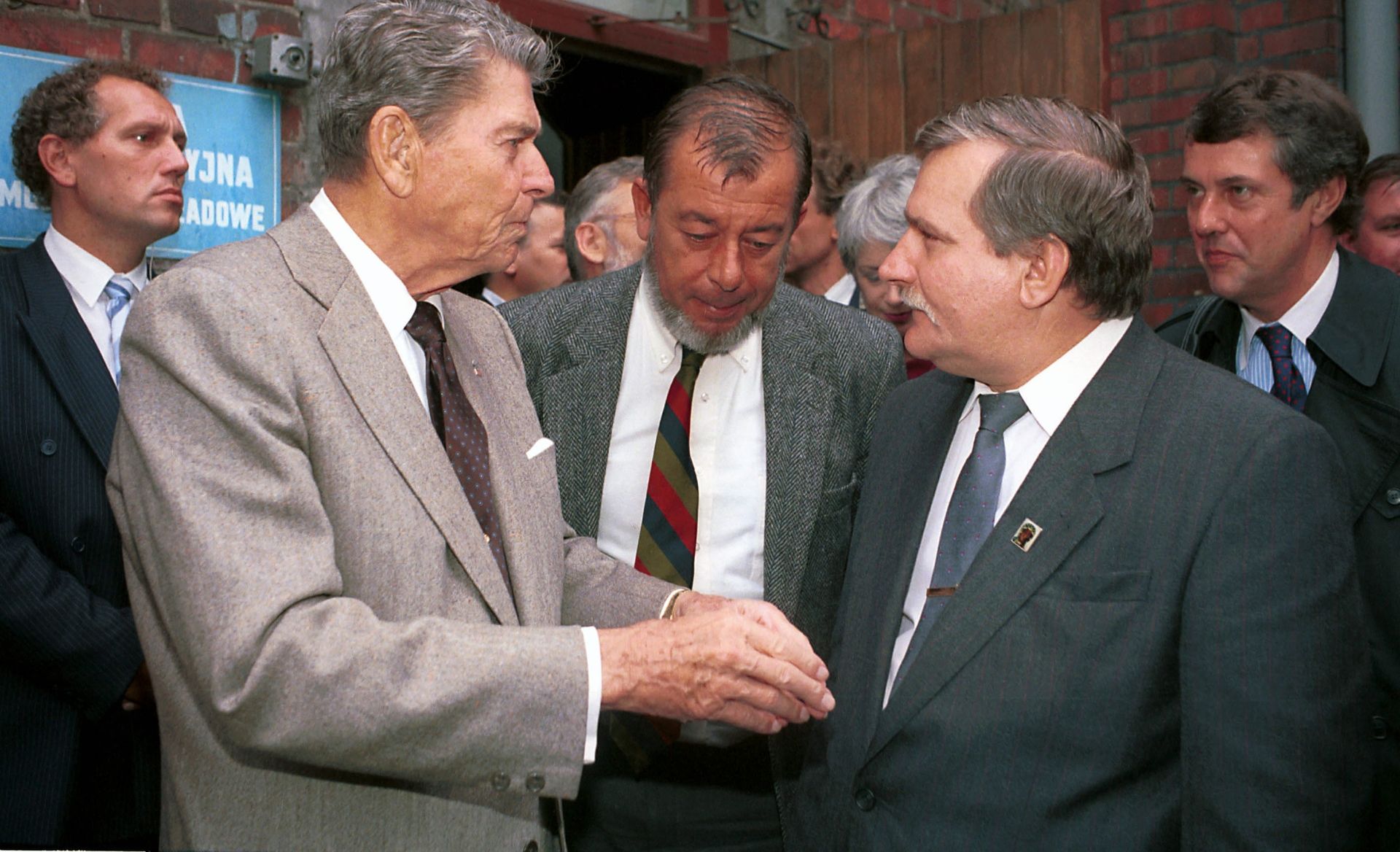 Wizyta Ronalda Reagana w Polsce, rok 1990. Pierwszy z prawej ambasador USA Thomas Simons