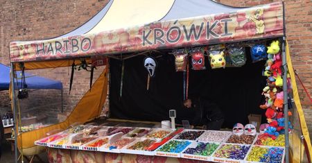 Pomodlisz się i posilisz. Żelki Haribo i dania z grilla na cmentarzach