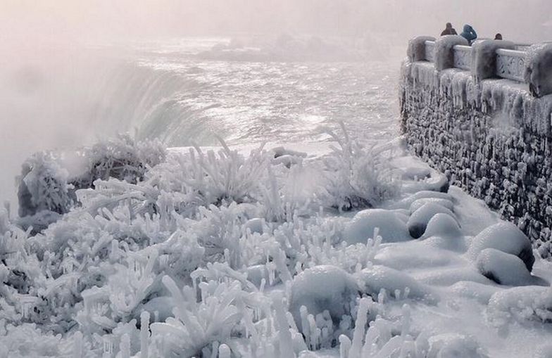 Niagara zamienia się w sople lodu
