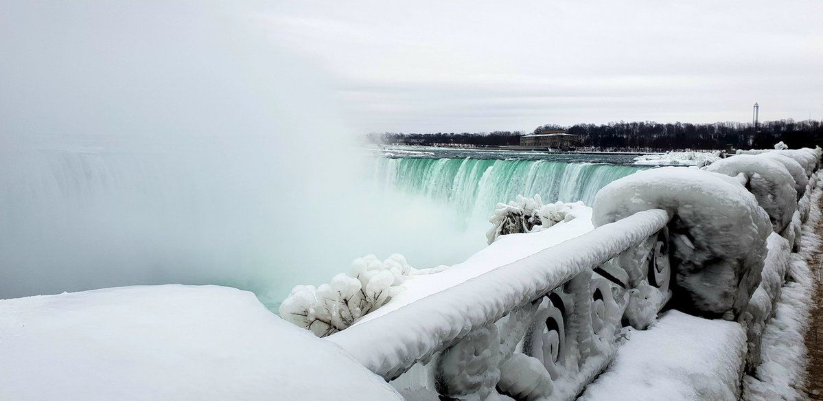 Wodospad Niagara zamarza. Widok zapiera dech w piersiach