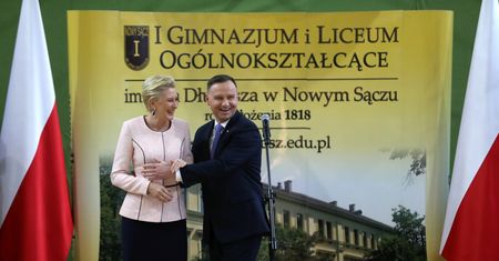 Prezydent Andrzej Duda w wyśmienitym humorze. Żart z Emmanuela Macron rozbawił wszystkich