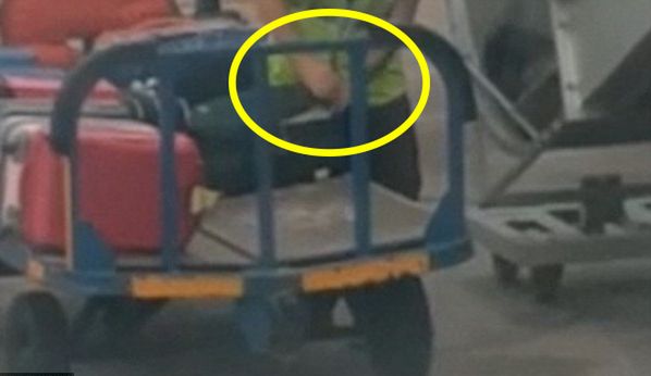 Bezczelna kradzież pod okiem kamery. Pasażer Ryanaira nagrał, jak z walizki ginie sprzęt