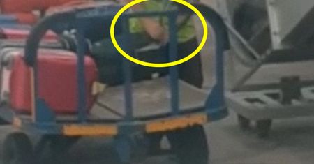 Bezczelna kradzież pod okiem kamery. Pasażer Ryanaira nagrał, jak z walizki ginie sprzęt