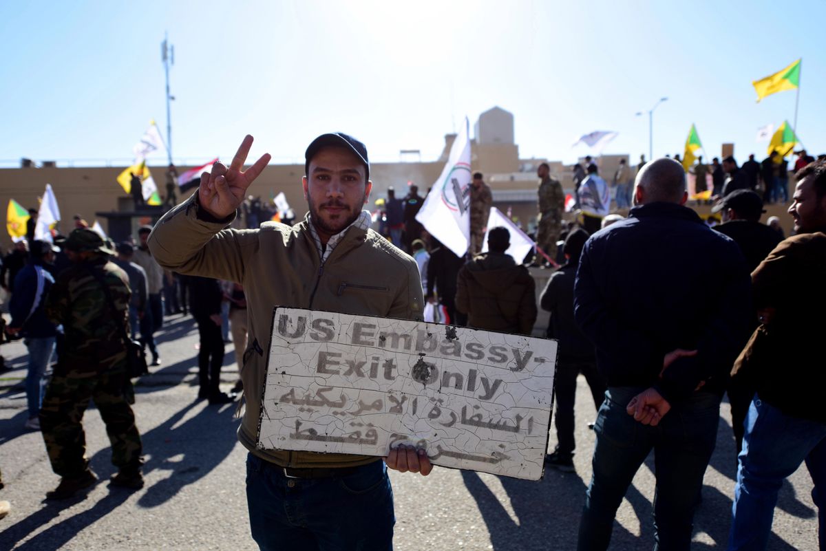 Irak. Demonstranci wdarli się na teren ambasady USA w Bagdadzie