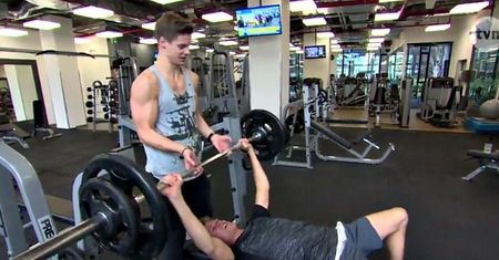 Kto ma lepszą klatę i podniesie cięższą sztangę? Jacob Kosel i Michael Mikołajczuk z Top Model 5 rozebrali się na saunie i pokazali jak dbają o swoje ciało