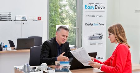 Milion złotych – tyle wydajemy w ciągu życia na samochód! Podpowiadamy, co zrobić, żeby (przynajmniej) cześć tych pieniędzy została w twojej kieszeni