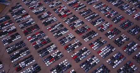 Nie mają gdzie trzymać aut. Volkswagen wynajmuje place i stadiony