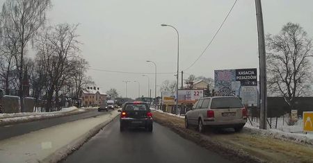 #dziejesiewmoto: kierowca passata wyprzedza zator chodnikiem