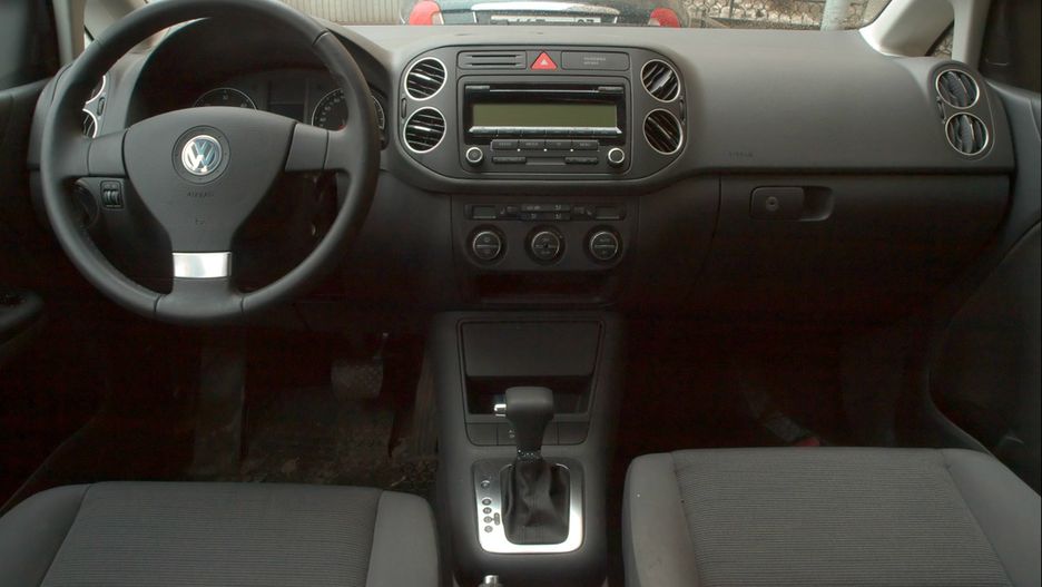 Kierowca volgswagena przewoził 10 osób w samochodzie