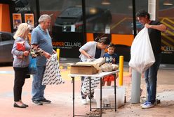 Szef kuchni rozdaje darmowe jedzenie poszkodowanym przez pandemię