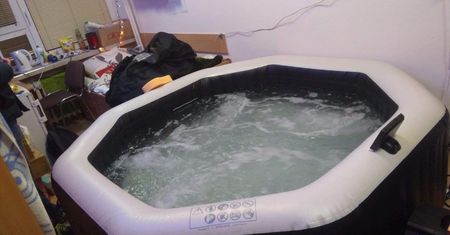 Kraków. Student AGH zamontował jacuzzi w pokoju akademika. Uczelnia bada sprawę
