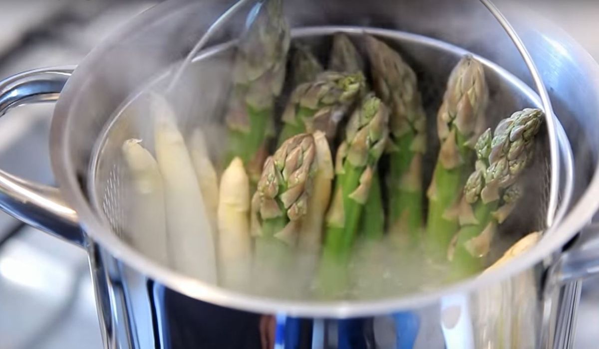 Gotowanie szparagów w garnku - Pyszności; Foto kadr z materiału na kanale YouTube Moje Gotowanie