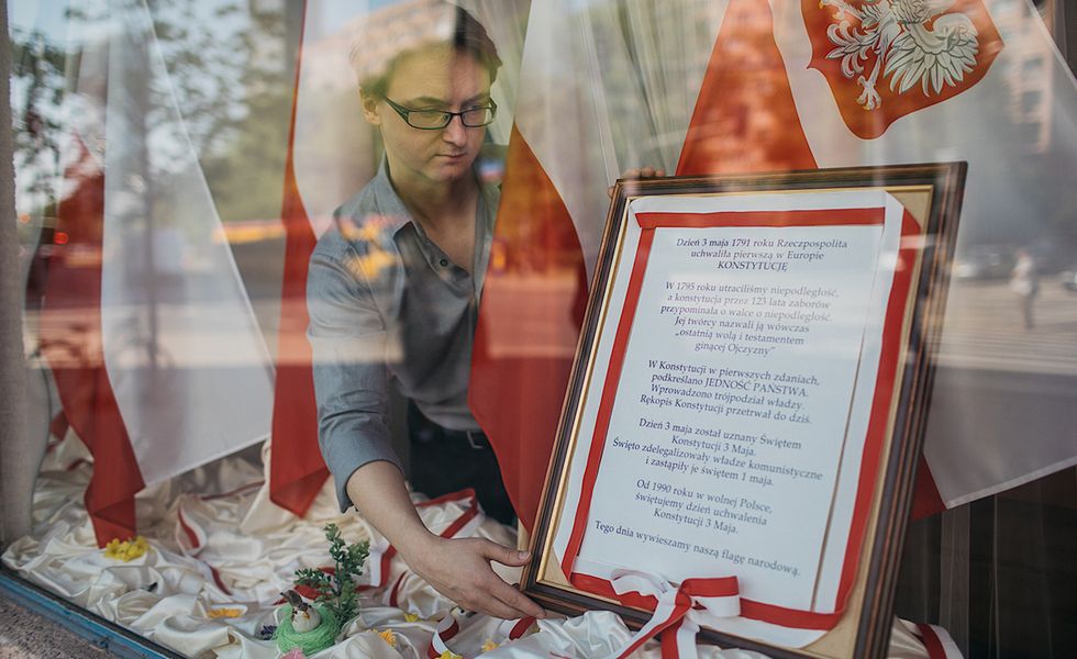 Grzegorz, jeden z pracowników sklepu, poprawia okolicznościową ekspozycję. 
