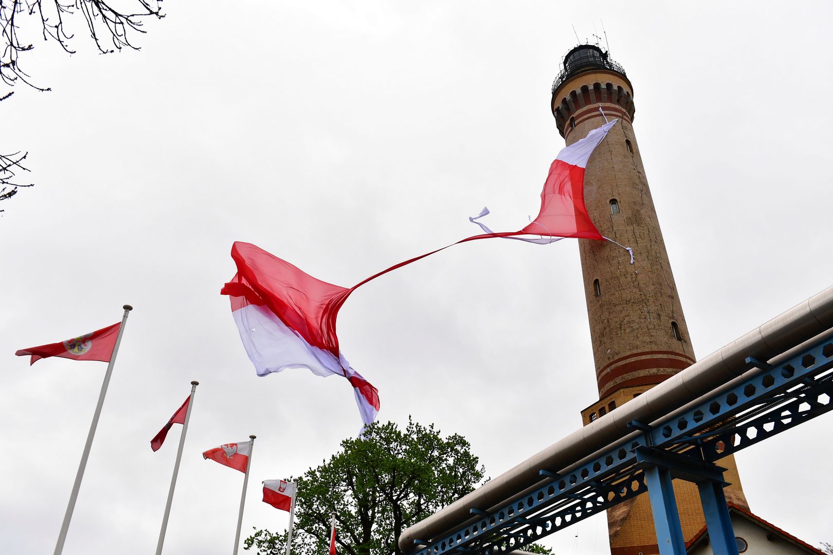Największa flaga Polski zniszczona w Świnoujściu
