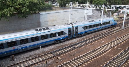 Wrocław - Psie Pole. Maszynista zgłosił, że pod pociąg mogli wejść ludzie. Trwają poszukiwania