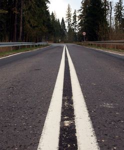 Ministerstwo nie pozwoli na wyprzedzanie rowerzystów na podwójnej ciągłej. Pokazuje jednak, jak obejść przepis