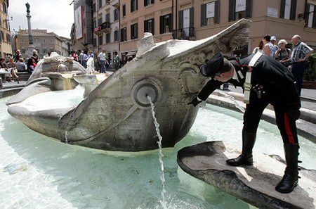Pijani wandale uszkodzili fontannę na Placu Hiszpańskim