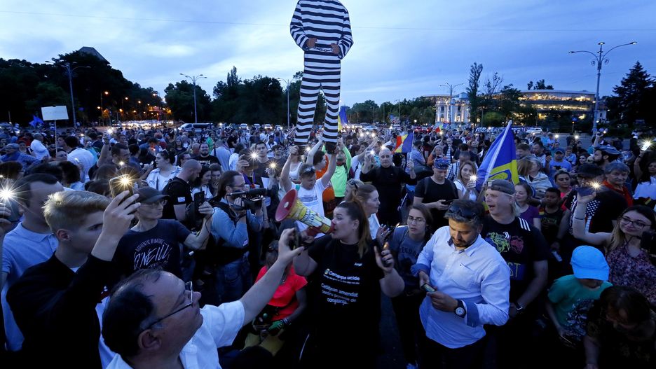 Setki Rumunów wyszło na ulicę Bukaresztu aby świętować skazanie Liviu Dragnei na 3,5 roku więzienia