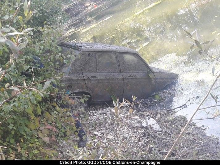 Policja wyciągnęła auto z bagna. Skradziono je blisko 40 lat temu