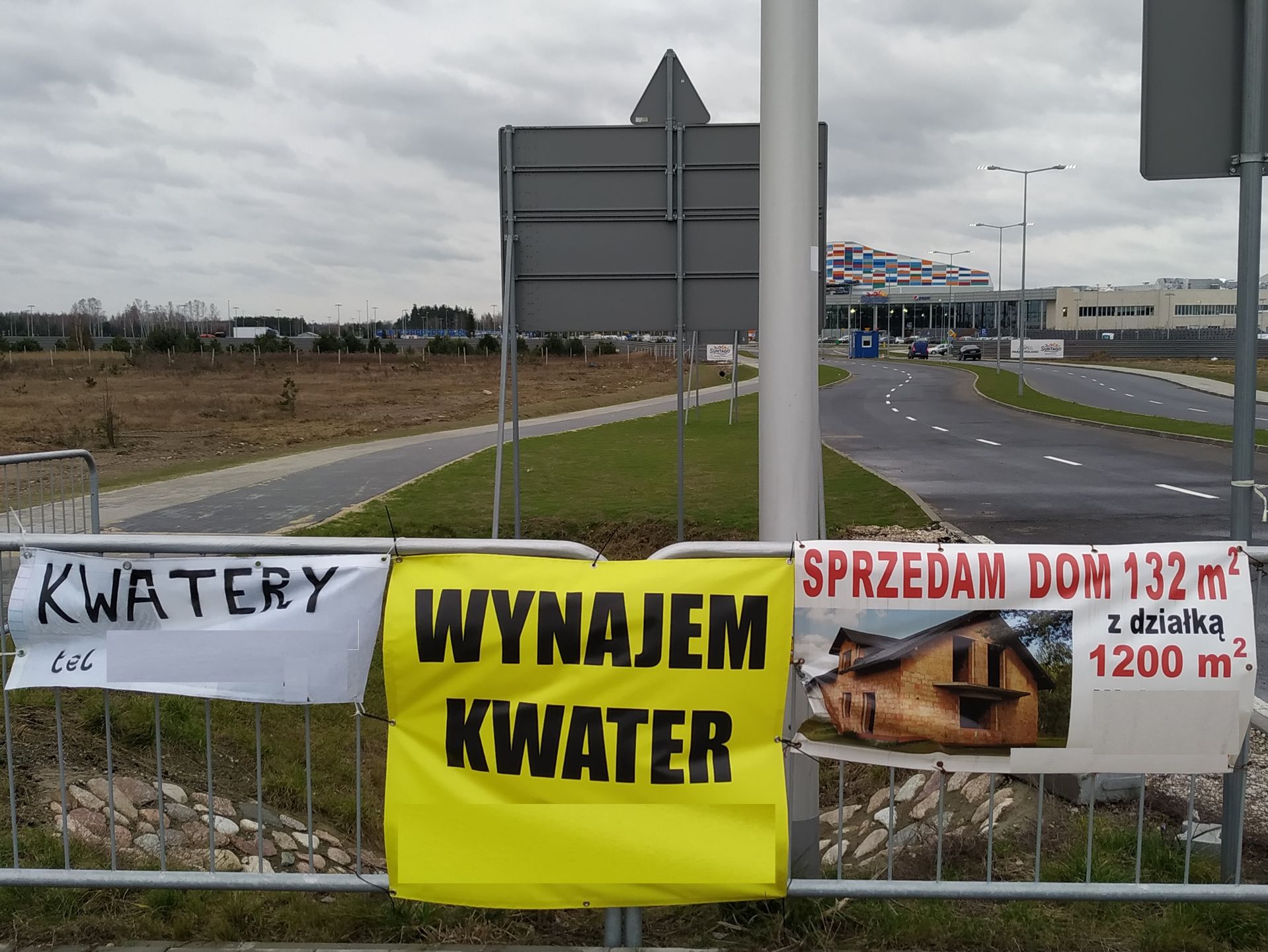 Cała Wręcza jest pełna tablic z ofertami sprzedaży działki lub domu. 