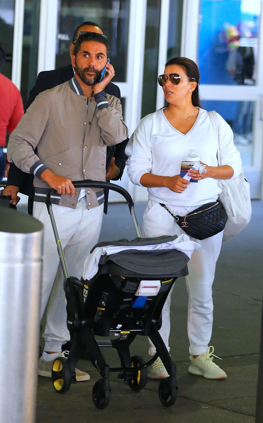 Eva Longoria z mężem José Baston i synem Santiago Enrique w Nowym Jorku na spacerze