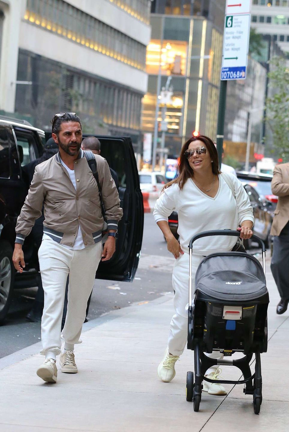 Eva Longoria z mężem José Baston i synem Santiago Enrique w Nowym Jorku na spacerze