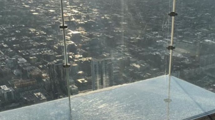 Rzecznik atrakcji twierdzi, że turystom odwiedzającym Willis Tower nigdy nie groziło niebezpieczeństwo
