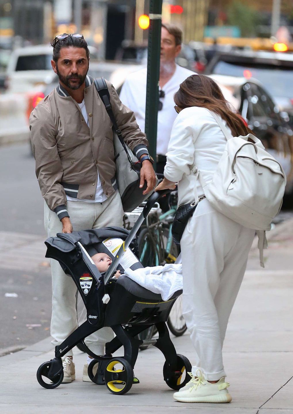 Eva Longoria z mężem José Baston i synem Santiago Enrique w Nowym Jorku na spacerze