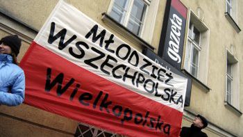 Przedstawiciele Młodzieży Wszechpolskiej przed siedzibą "Gazety Wyborczej"