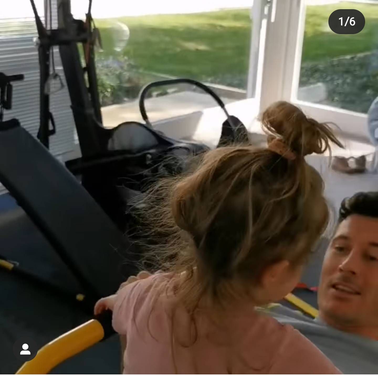Robert Lewandowski i Klara ćwiczą razem