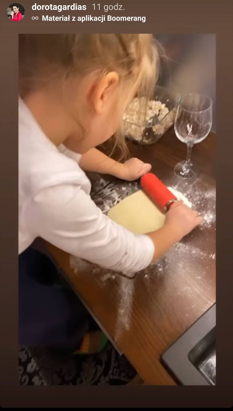 Hania, córka Doroty Gardias, pomaga mamie w kuchni