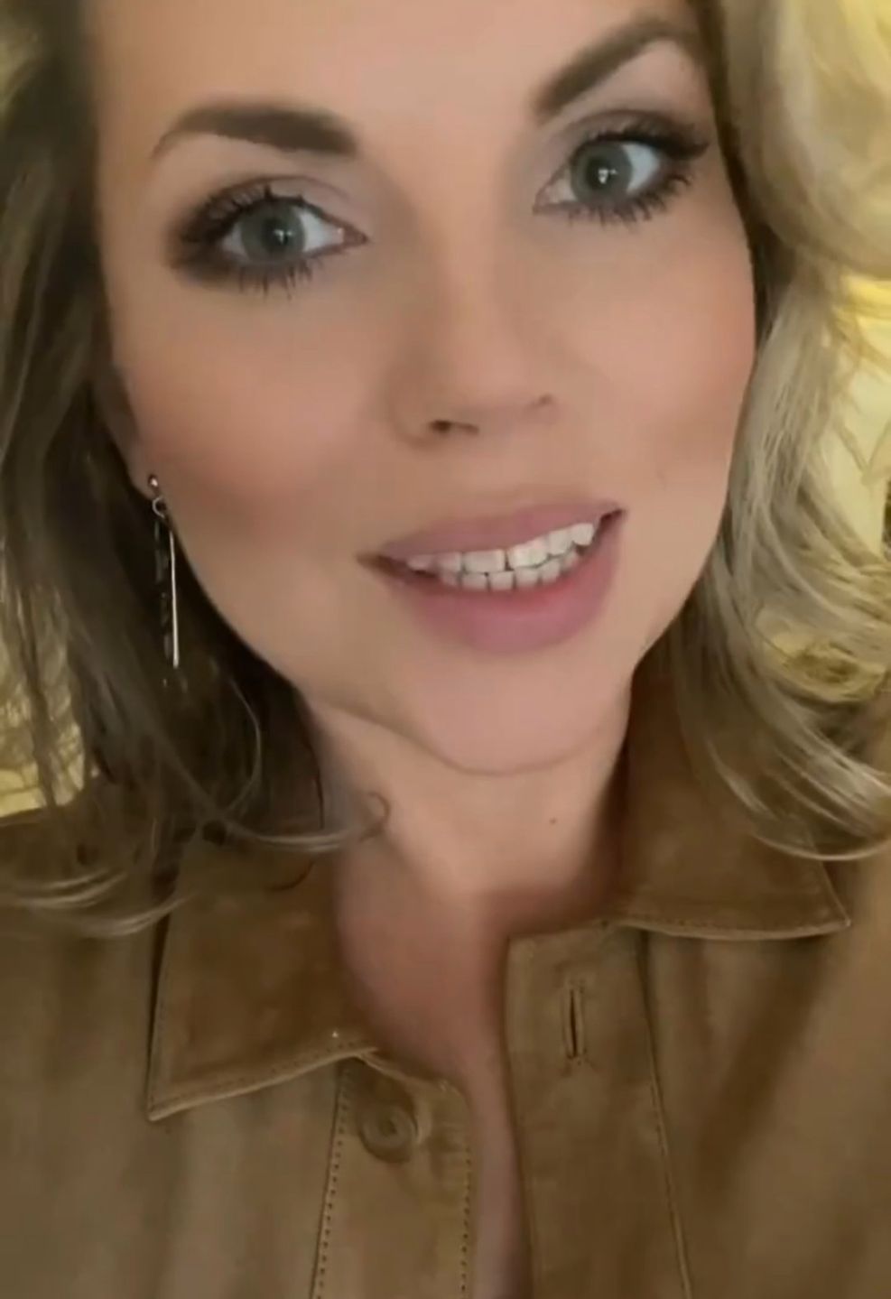 Aleksandra Kwaśniewska w ułożonych włosach